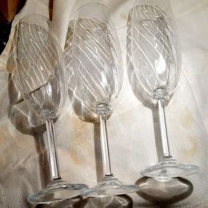 Champagne flutes swirl pattern
